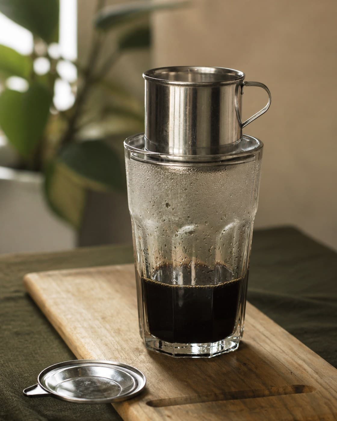 Cà phê được pha bằng phin Việt Nam